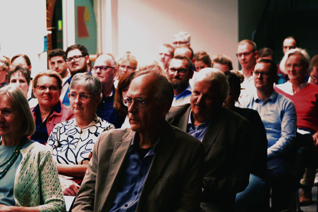 Viele Menschen, die die Pflanzentechnologiemeisterinnen und Pflanzentechnologiemeister auf ihrem Weg begleitet haben, freuten sich am 11.7. mit ihnen.