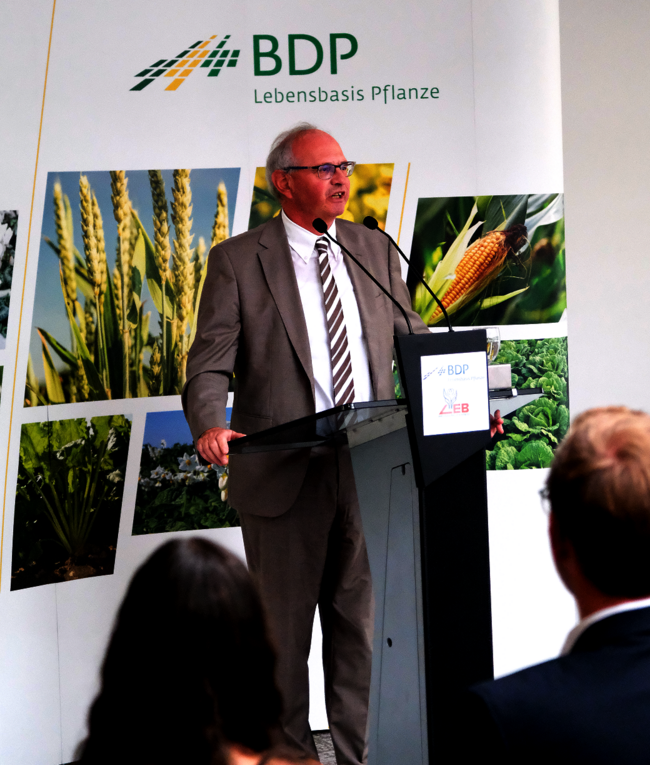 Gert Zender, Staatssekretär im Ministerium für Wirtschaft, Tourismus, Landwirtschaft und Forsten des Landes Sachsen-Anhalt unterstrich: „Moderne Pflanzenzucht ist Hightech für unsere Ernährungssicherheit. Und dafür braucht es qualifizierte Fachkräfte wie Sie“.