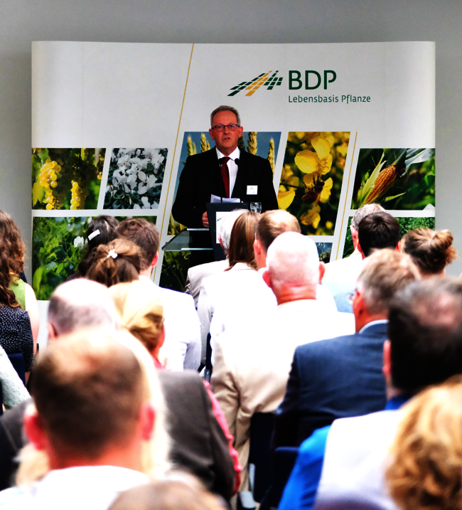 Stefan Lütke Entrup, stellvertretender BDP-Geschäftsführer, begrüßt alle Gäste in Gatersleben zur feierlichen Meisterurkundenübergabe.
