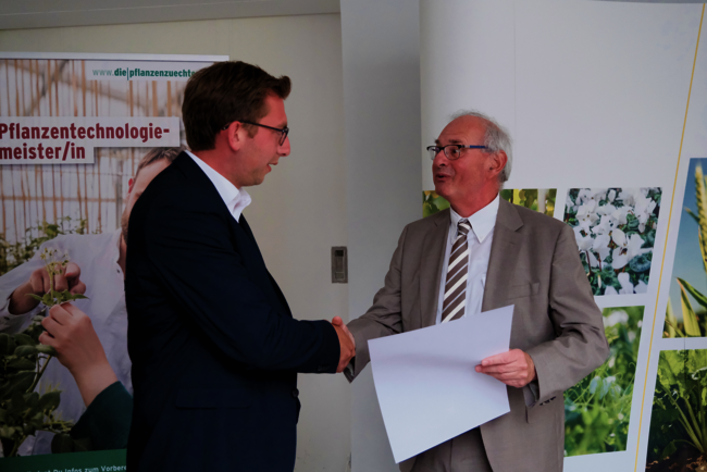 Nach vielen Reden dann endlich: Die Übergabe der Meisterurkunden und der Zeugnisse. Erst jetzt erfahren die Meisterinnen und Meister, wie sie abgeschnitten haben. 